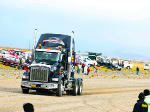 Piques de Tracto Camiones más alto del mundo en el Sexagésimo aniversario de Vicco