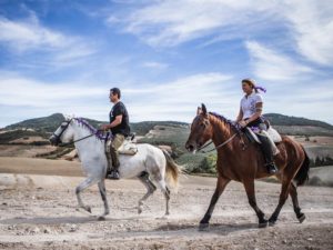 El triple campeón del Dakar Nasser Al-Attiyah y Christine GZ, a caballo para inspeccionar parte de la ruta del Rally Andalucía