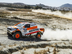 Isidre Esteve, muy feliz tras estrenar su Toyota Hilux Overdrive en carrera