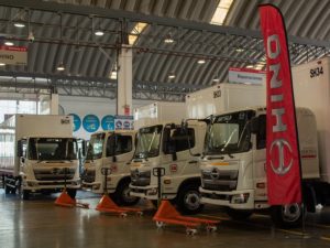 Mitsui entrega una decena de camiones Hino a la empresa de transportes Shon’s