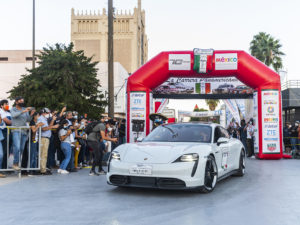 Taycan, primer auto eléctrico en cruzar la línea de meta de la Carrera Panamericana