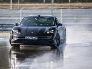 El Porsche Taycan consigue el récord mundial en drifting para autos eléctricos