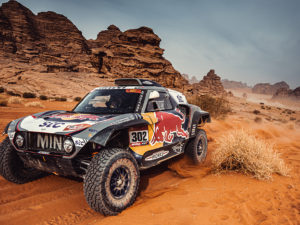 Rally Dakar 2021 – Sexta victoria general para MINI: El ganador del récord Stéphane Peterhansel triunfa en su MINI JCW Buggy.