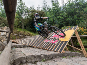 Red Bull Monserrate Cerro Abajo, la carrera de downhill urbano más larga del mundo, con presencia peruana