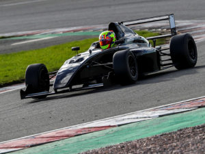 Matias Zagazeta cumplió con éxito sus entrenamientos en la F4 Británica