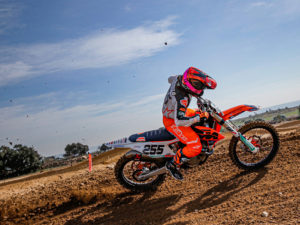 Dos mujeres rompen barreras en Nacional de Motocross