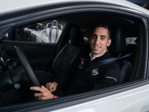 El piloto de Fórmula E de Nissan, Sébastien Buemi, ha adoptado la movilidad eléctrica dentro y fuera de la pista con su Nissan LEAF