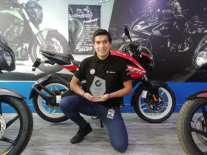 Bajaj premia a ganador de Torneo Nacional de Ventas 2R