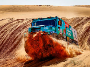 PETRONAS Team de Rooy IVECO coloca dos camiones en el Top 10 en la primera mitad del Rally Dakar 2022