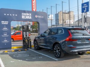 Volvo refuerza su protección del medio ambiente con la instalación de un cargador para vehículos eléctricos en Megaplaza 