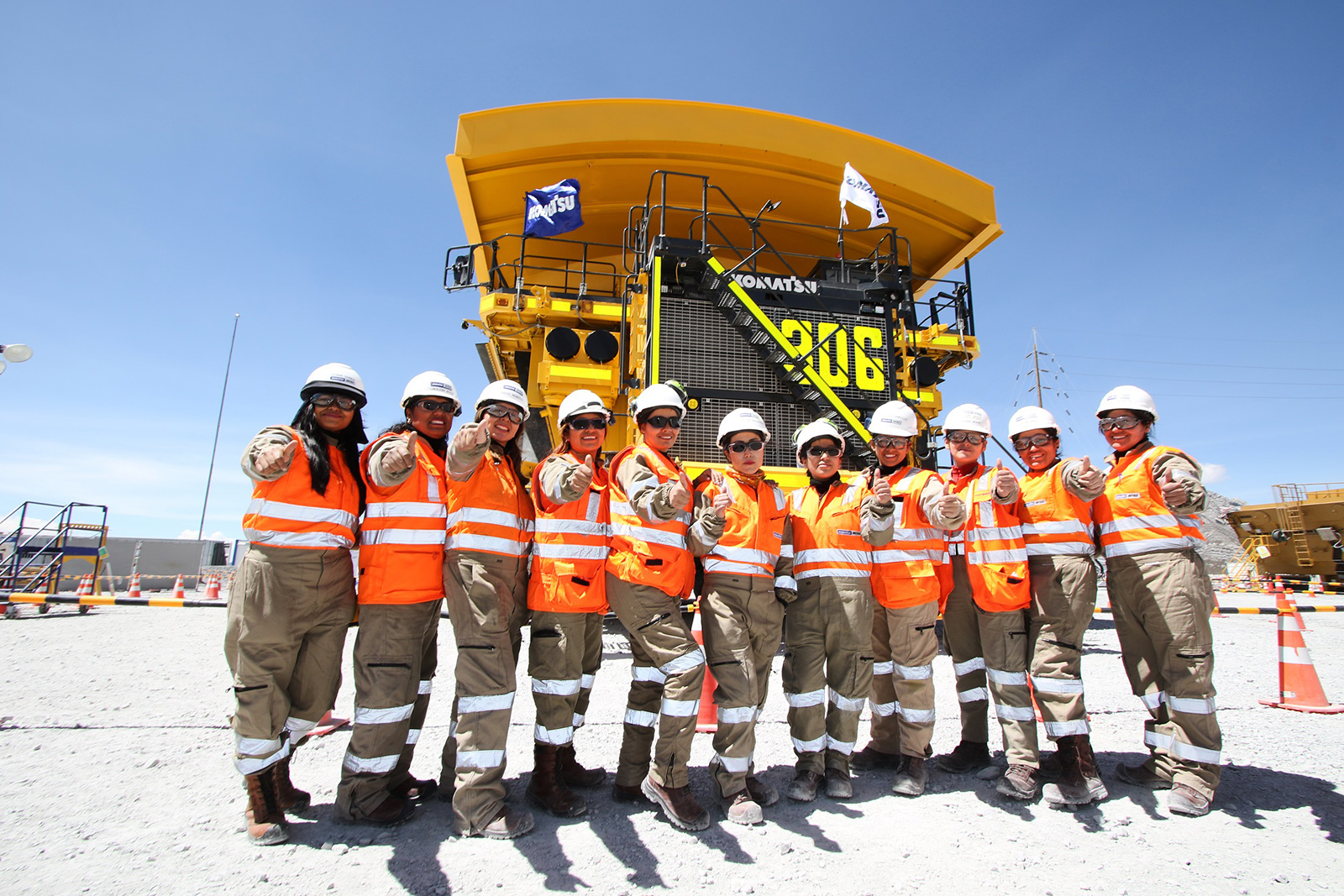 Primer camión 980E-5SE de Komatsu es armado solo por Técnicas Mujeres en el Perú