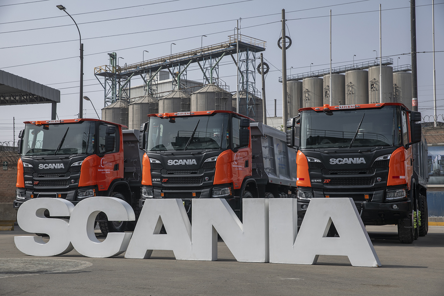 Scania refuerza su liderazgo en el sector minero con la entrega de 42 camiones Heavy Tipper 8×4 a la empresa Saturno