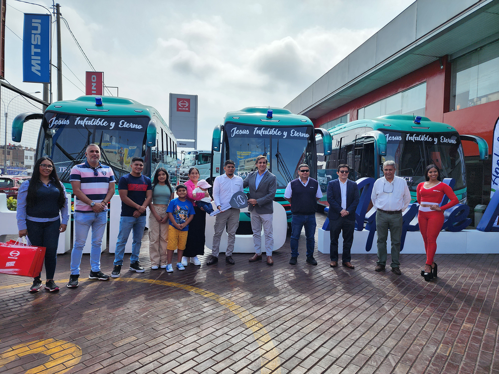 HINO fortalece el transporte minero: Tres minibuses FC Bus Euro 5 con freno retardador, se suman a la flota de la Empresa de Transporte Perfecto Service