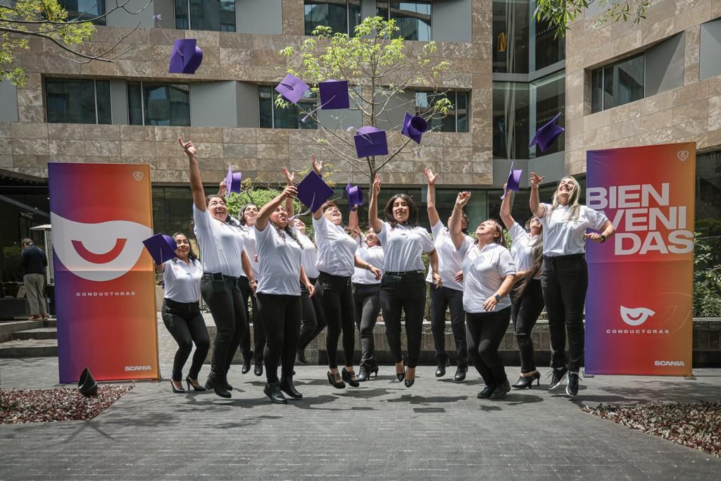 Doce mujeres reciben certificación en conducción de buses Scania de la nueva generación