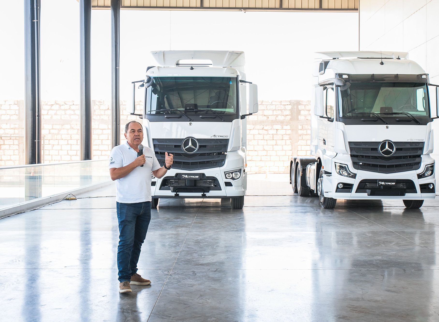 Mercedes-Benz presenta su gama de camiones semipesados y completa su línea de tractos europeos para el 2024