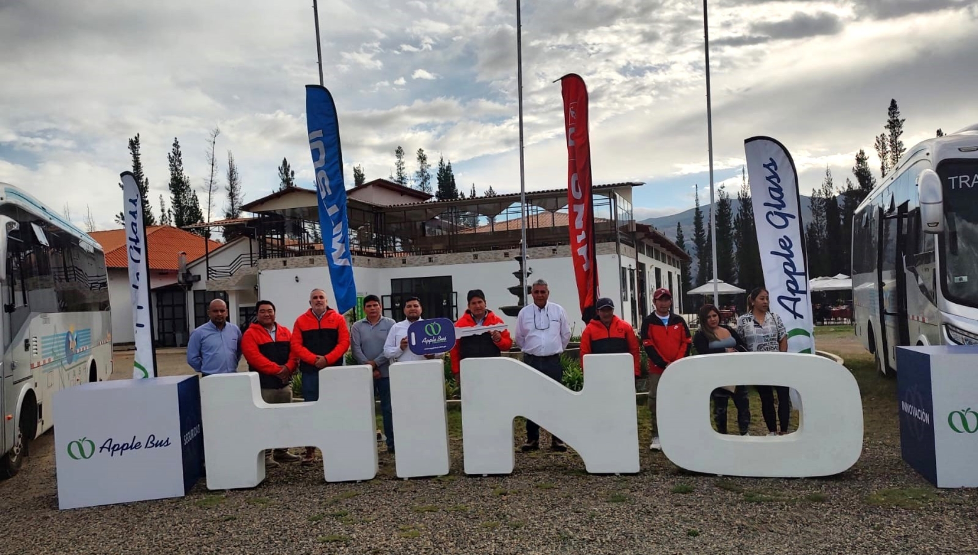 HINO fortalece presencia en el sector minero: entrega 15 buses a la Empresa Multisectorial de Ayash, que opera en Antamina