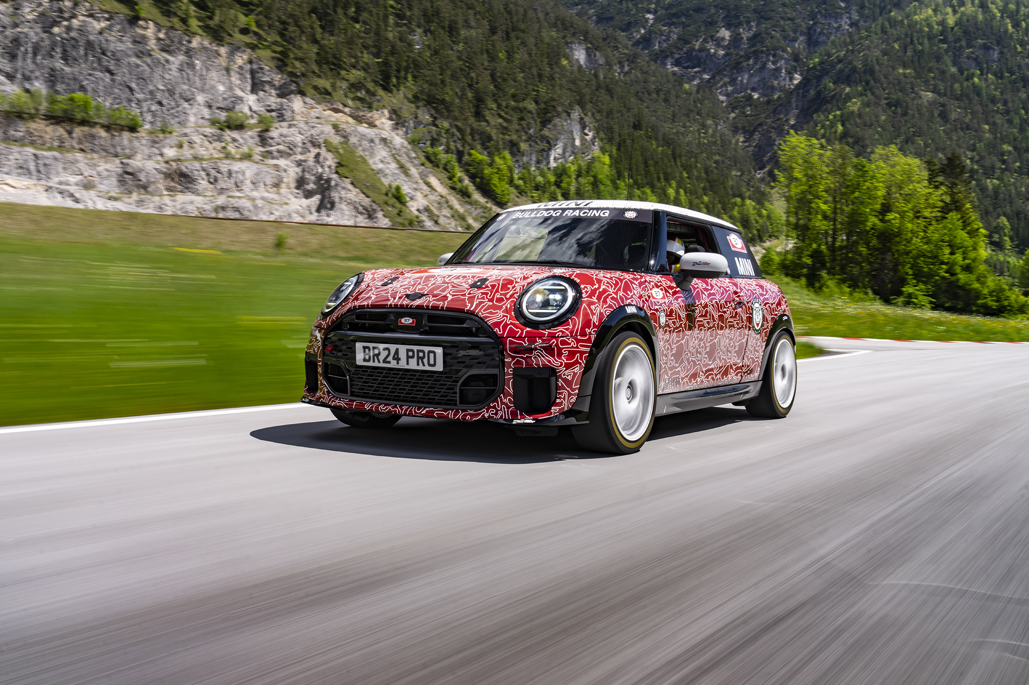 El totalmente nuevo MINI John Cooper Works debutará en las 24 Horas de Nürburgring antes de su estreno mundial.