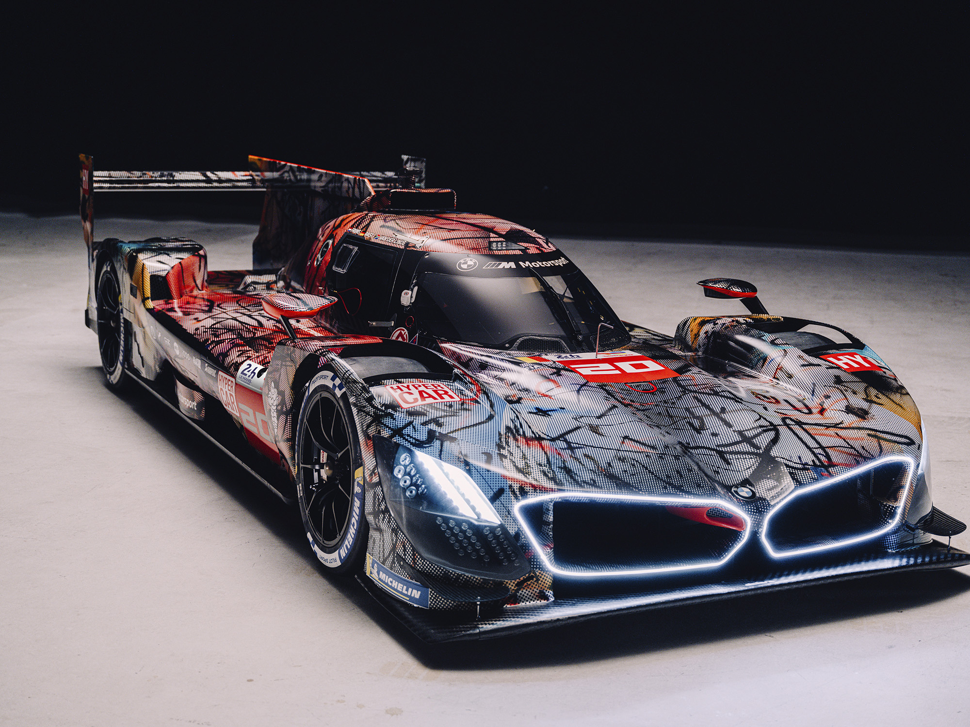 El BMW M Hybrid V8 Art Car de Julie Mehretu correrá en las 24 Horas de Le Mans, después de su debut en París