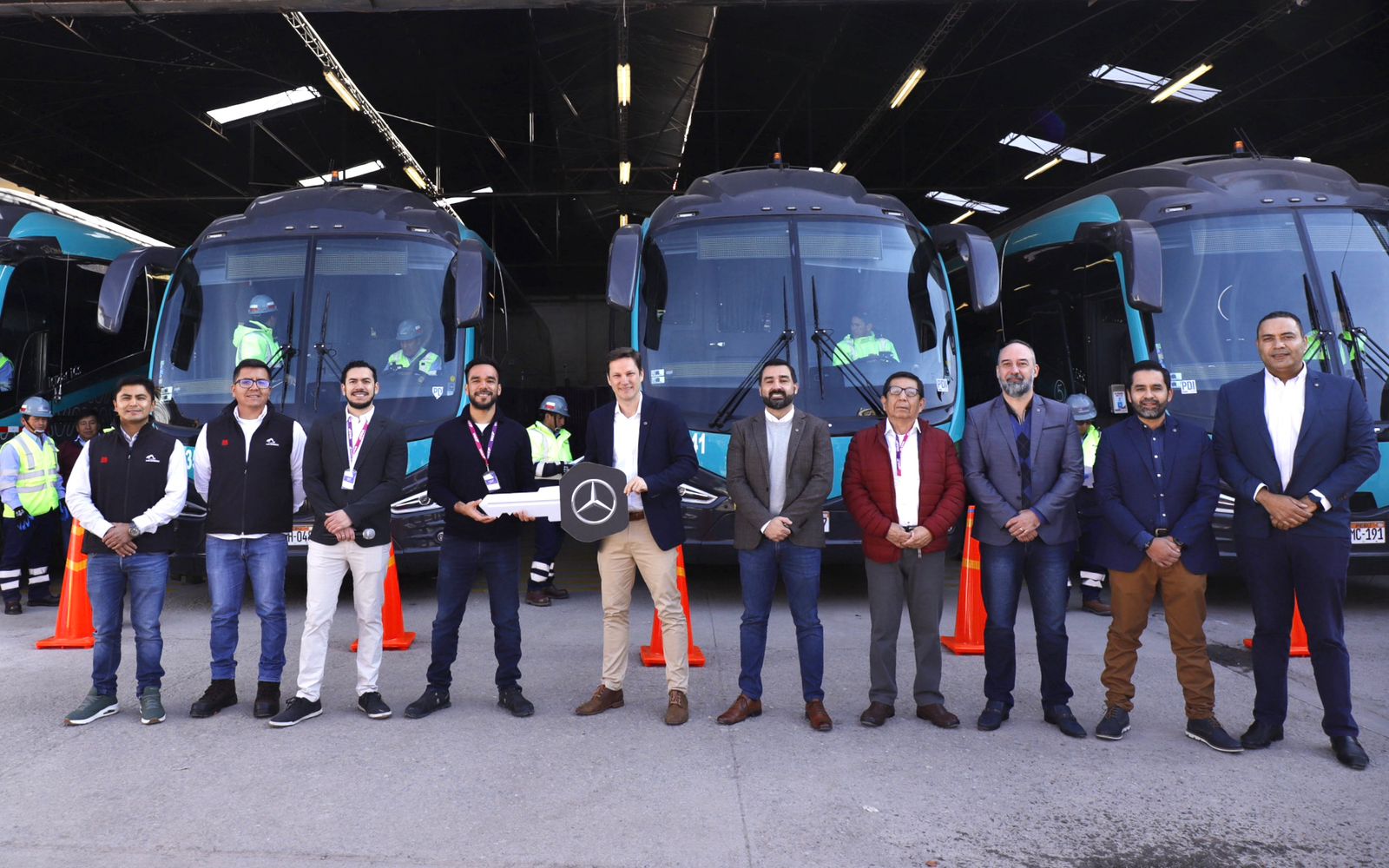 Entrega de Buses Mercedes-Benz O500 RS1945 a Civa para el Servicio de Transporte a MMG Las Bambas