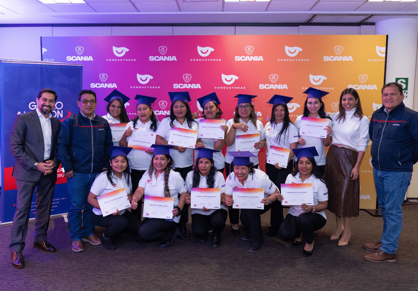 Rompiendo Barreras: Doce mujeres se graduaron como conductoras especializadas en Camiones Scania