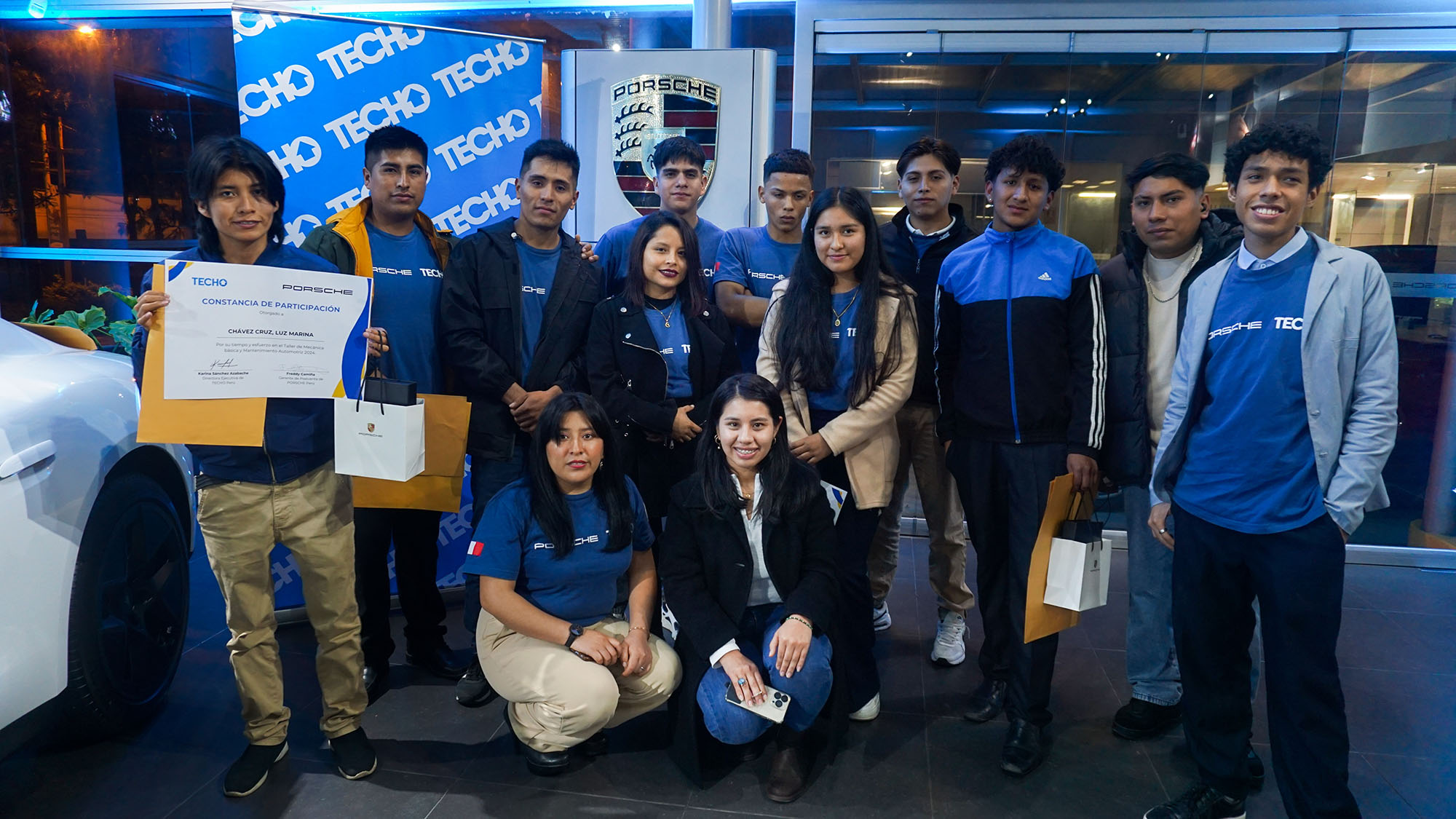 70 jóvenes latinoamericanos graduados del programa de formación en mecánica automotriz impulsado por Porsche y TECHO