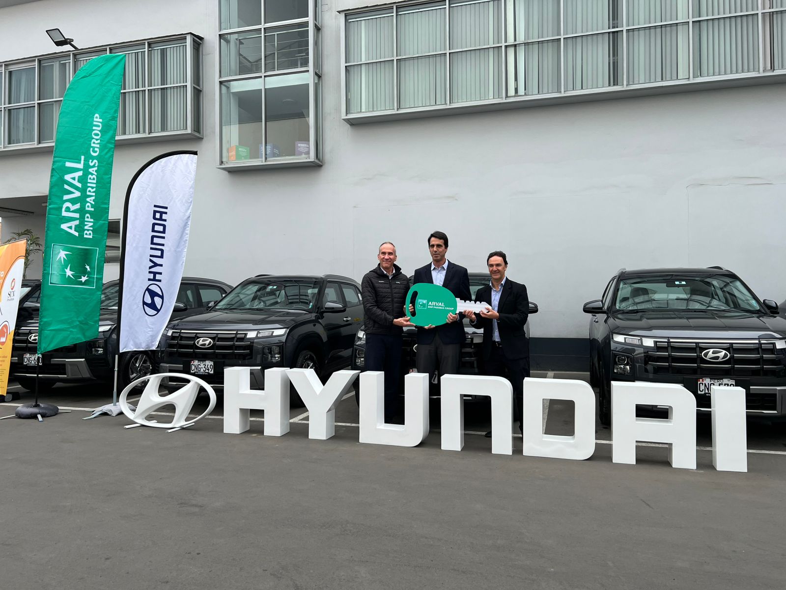 Arval Perú y Hyundai entregan flota vehicular a Sun Pharma, un paso clave para su operación en el país