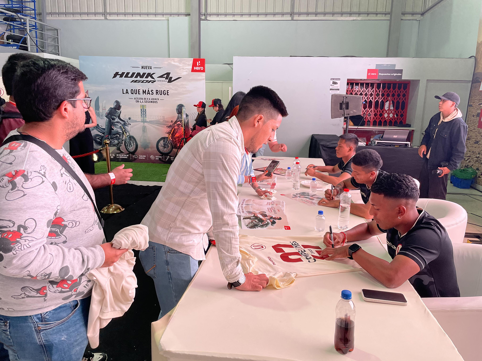 Hero y Universitario de Deportes unen a hinchas y jugadores en un evento exclusivo