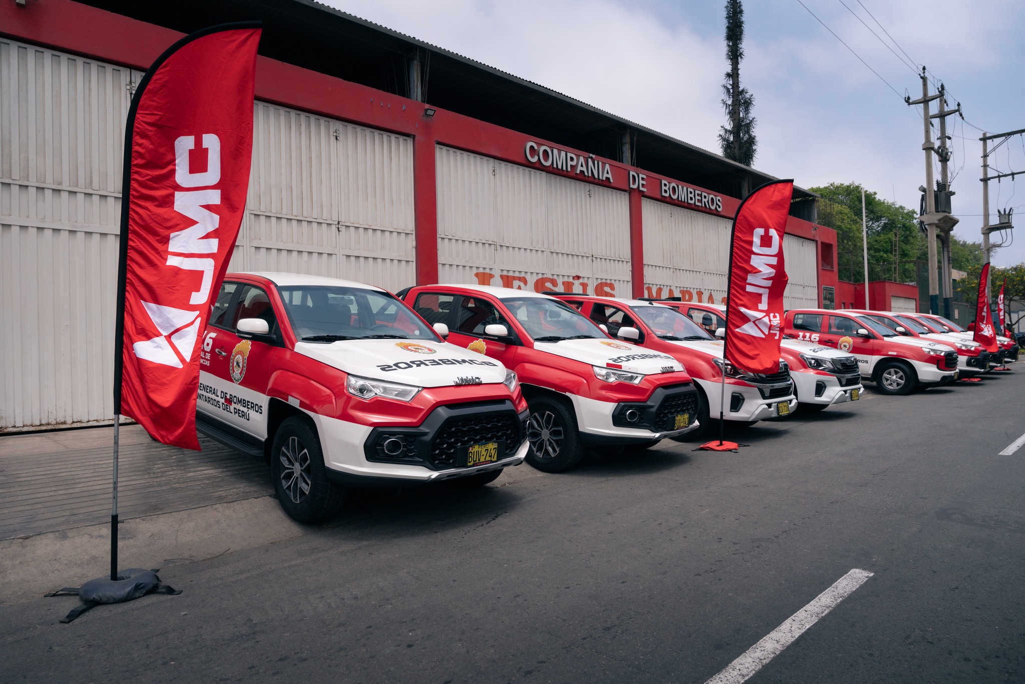 JMC pone a disposición importante flota de pick-ups al Cuerpo General de Bomberos Voluntarios del Perú