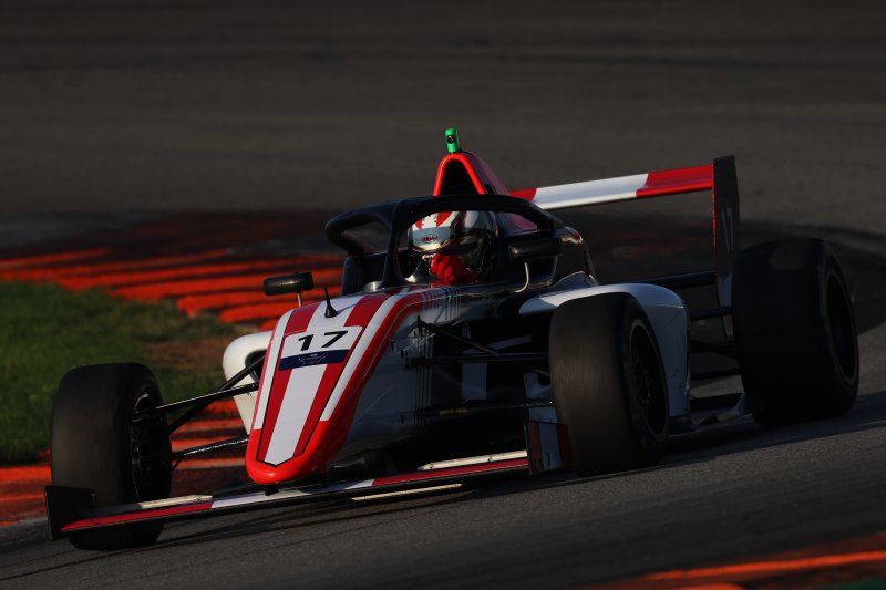 Perú en el podio: Andrés Cárdenas brilla con la medalla de plata en los FIA Motorsport Games